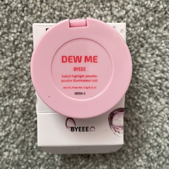 Estate Dew Me Baked Highlight Powder - Picture 4 of 5